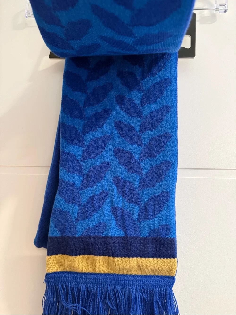 This is an Adidas Italy 26 scarf in Bold Blue and Hazy Beige